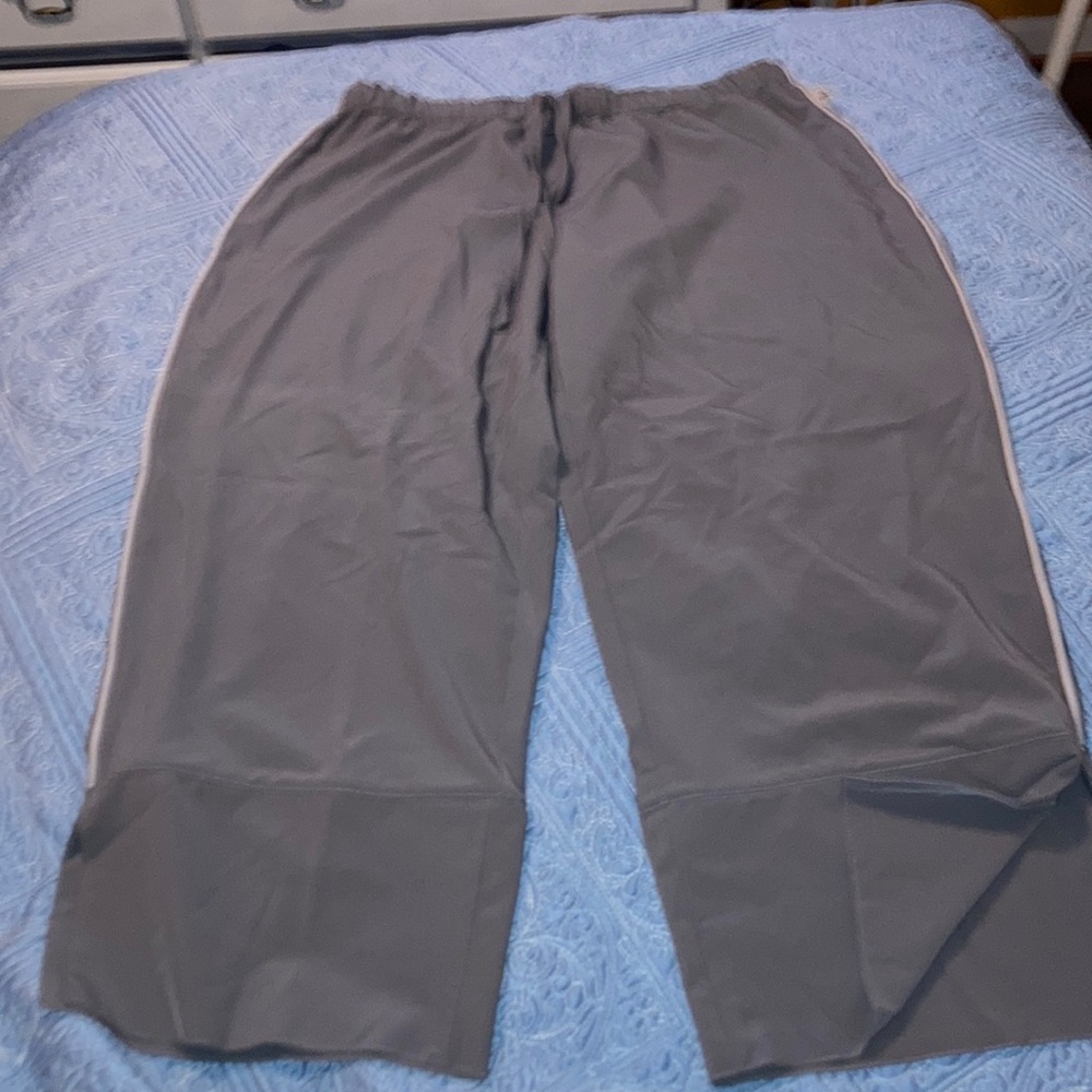 Woman’s Reebok gray capri pants, size L NWT